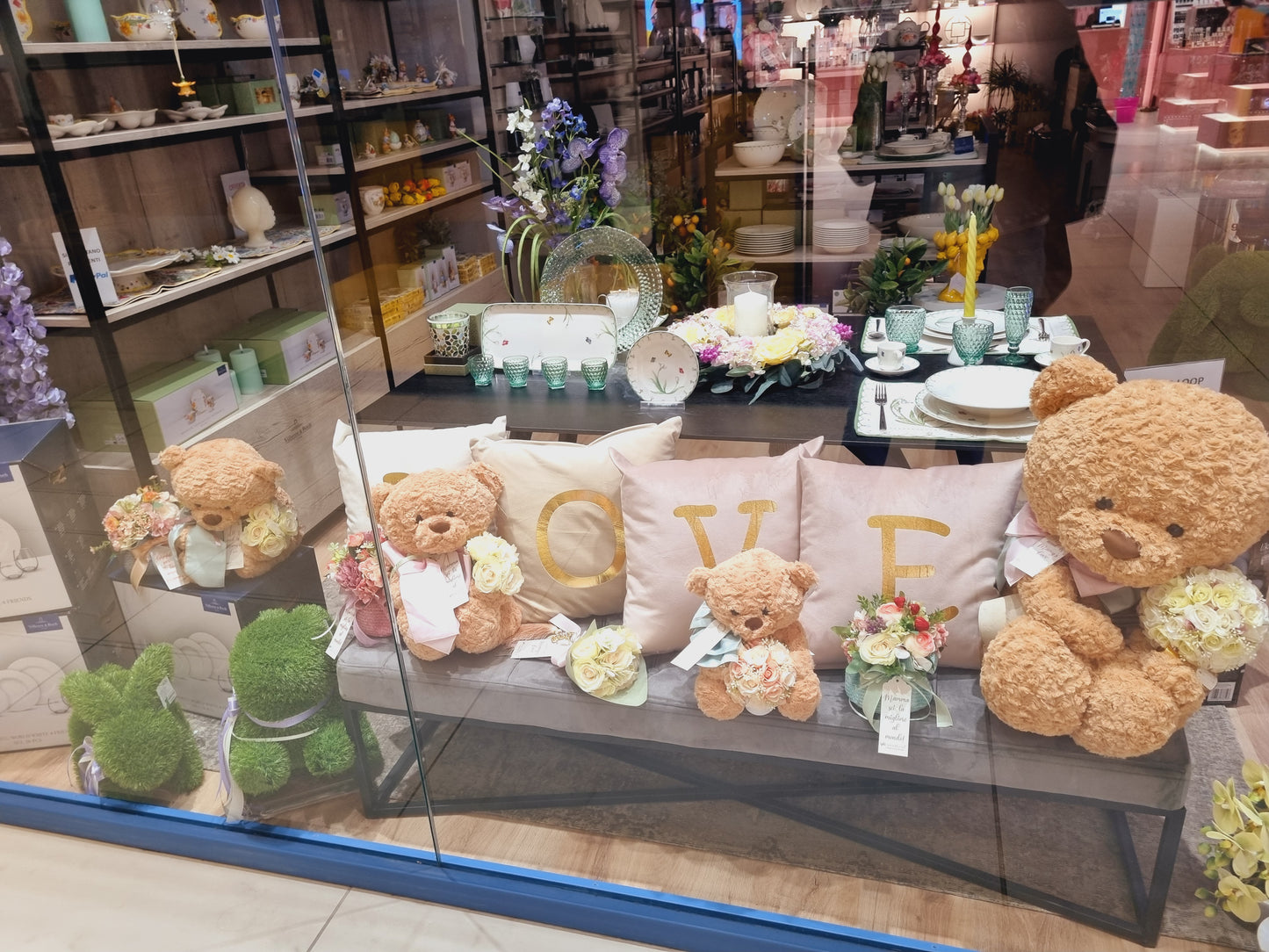 Fiori di Lena Teddy Maxi con Fiocco e Bouquet di Rose H65