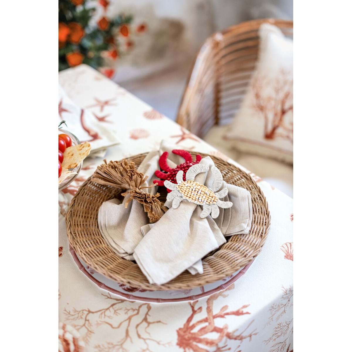 Portatovagliolo in raffia, della collezione di Blanc Mariclò.