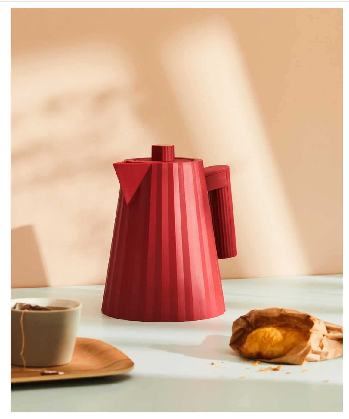 Alessi Plissé MDL06/1 R - Bollitore Elettrico di Design, in Resina Termoplastica, Presa Europea 2400W, 100cl, Rosso