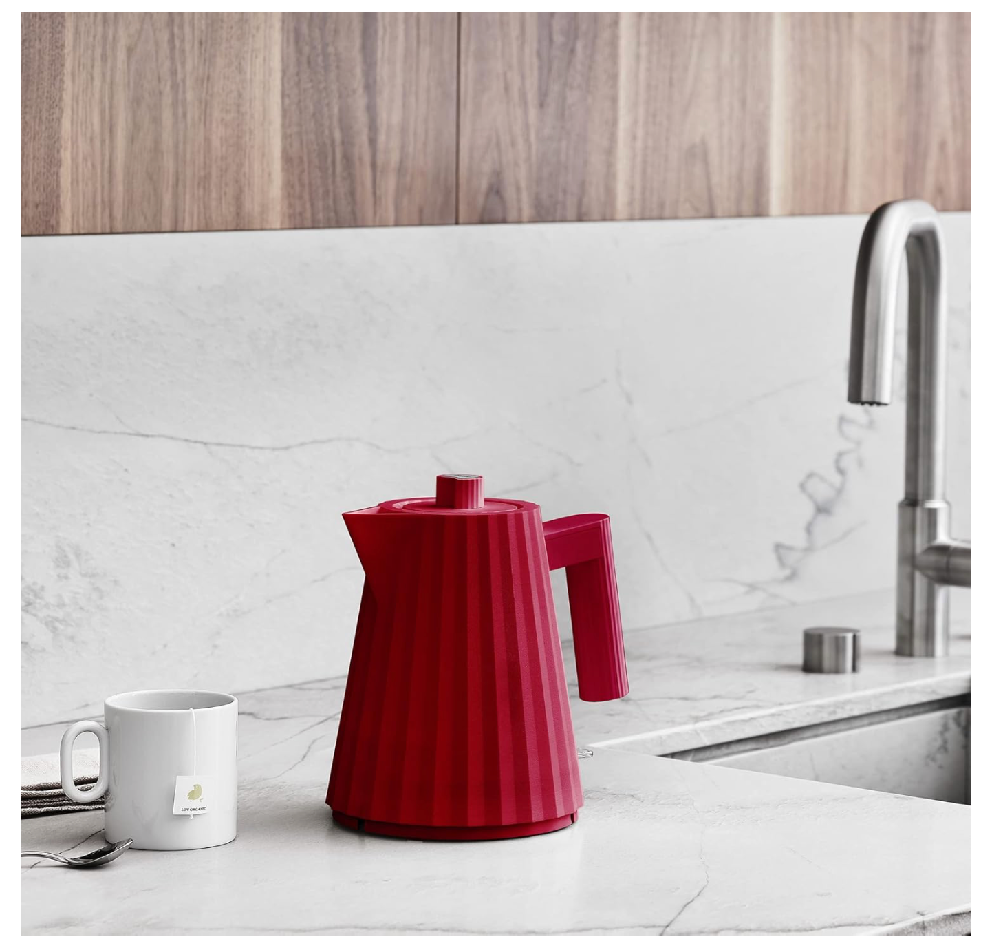 Alessi Plissé MDL06/1 R - Bollitore Elettrico di Design, in Resina Termoplastica, Presa Europea 2400W, 100cl, Rosso