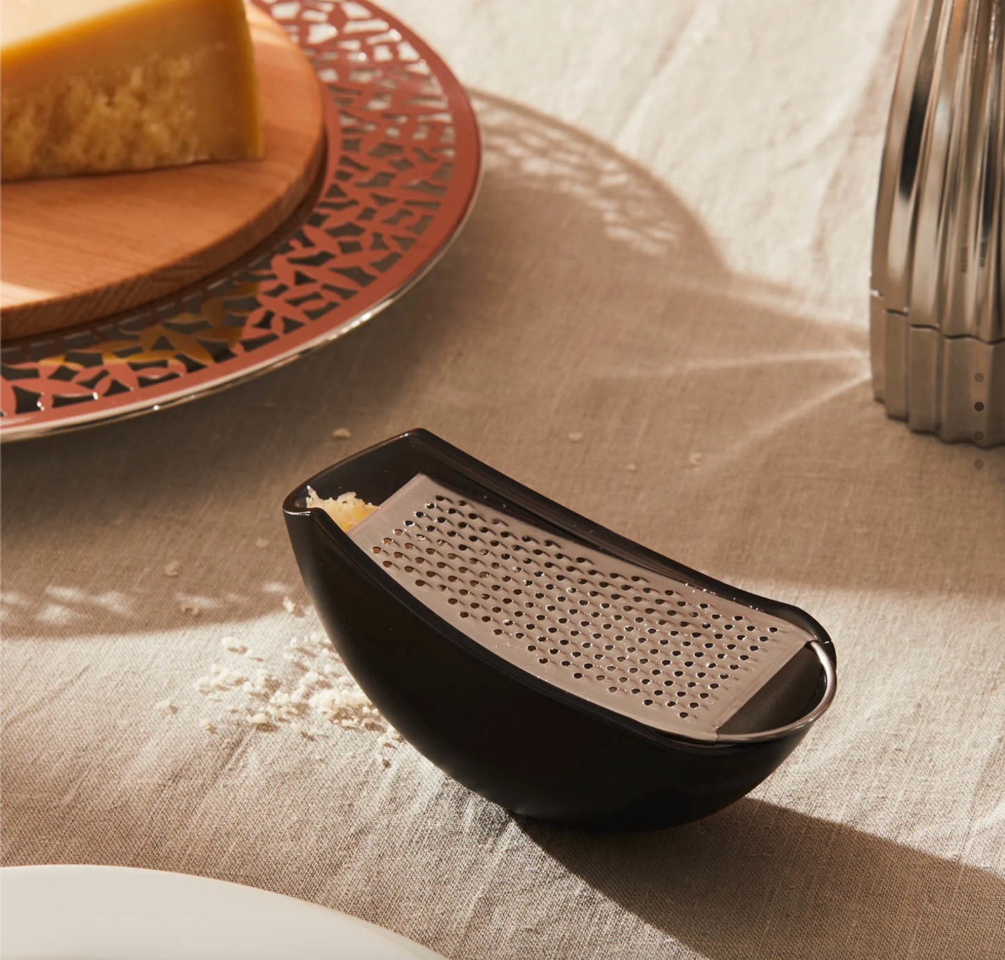 Alessi Parmenide AARU01 R - Grattugia con Raccoglitore di Design, in Resina Termoplastica e Acciaio Lucido ghiaccio