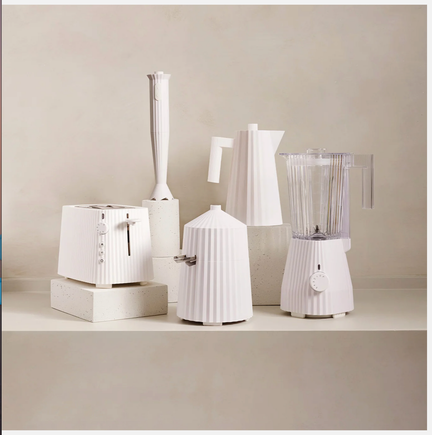 Alessi Plissé MDL06/1 R - Bollitore Elettrico di Design, in Resina Termoplastica, Presa Europea 2400W, 100cl, Rosso