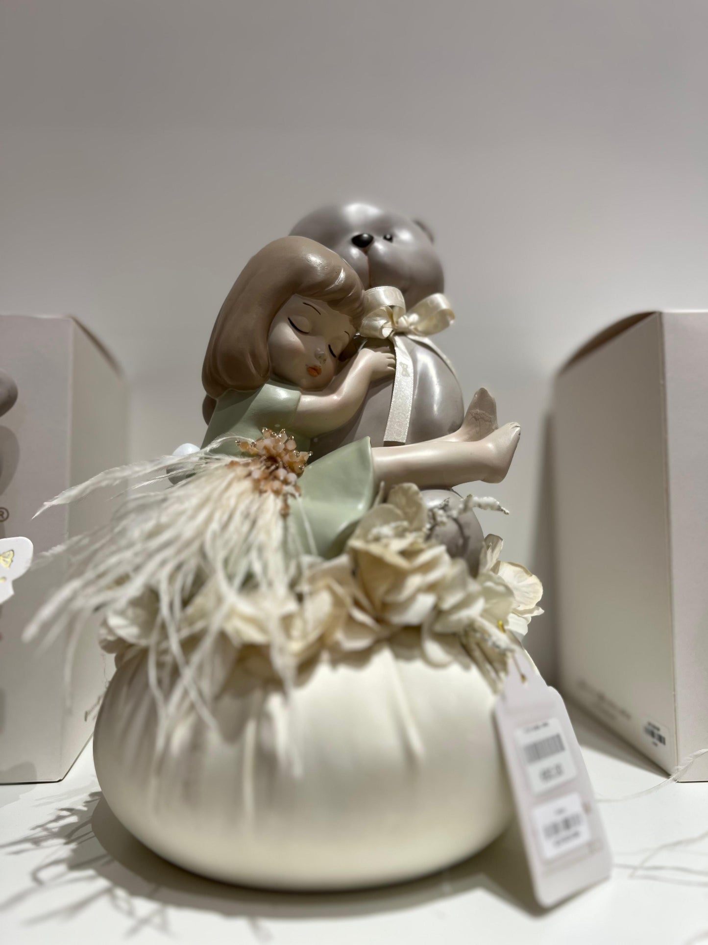 BIMBA CON ORSO SU POUF CON PIUME