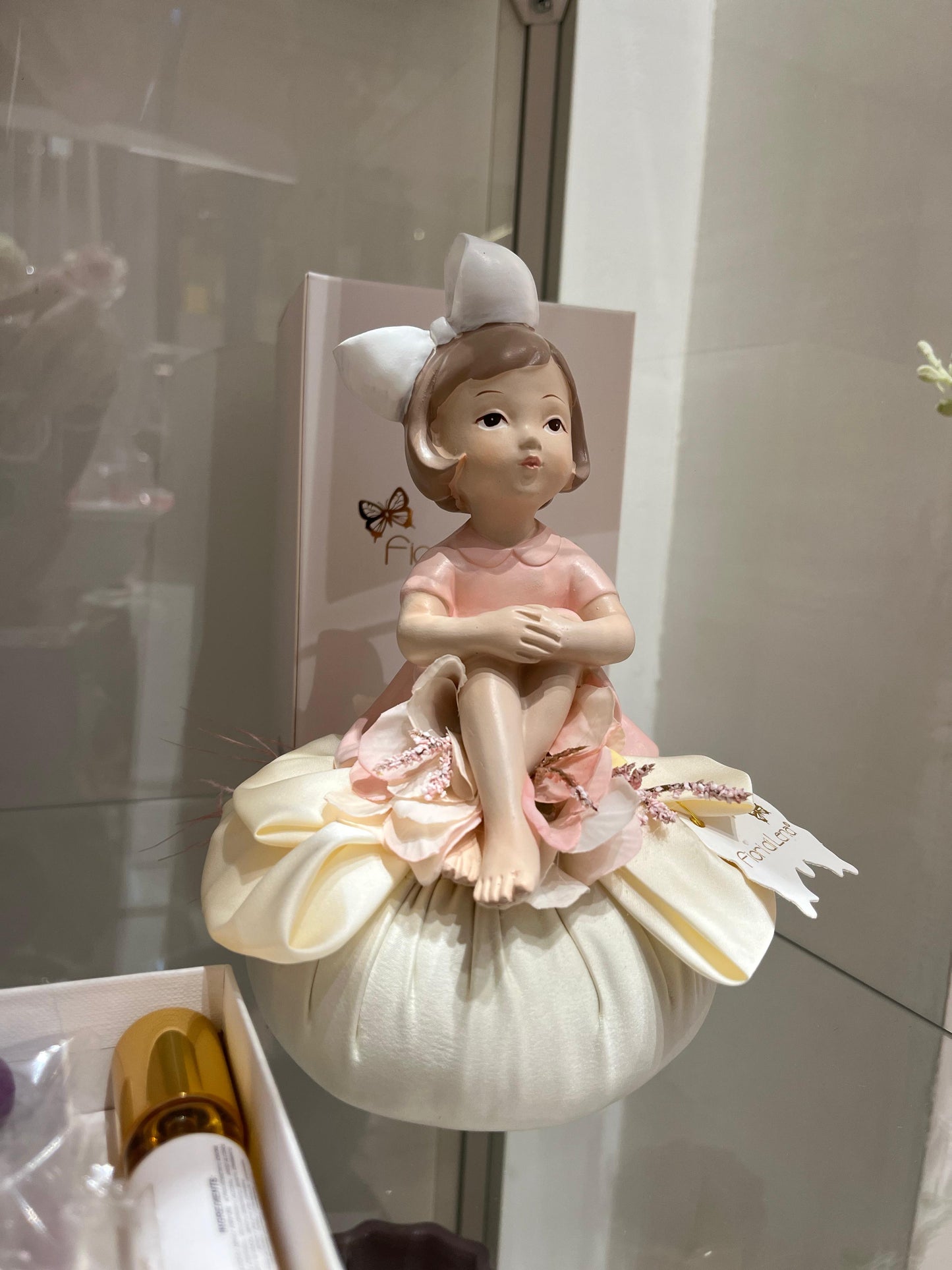 BOMBONIERA BIMBA ROSA SU POUF