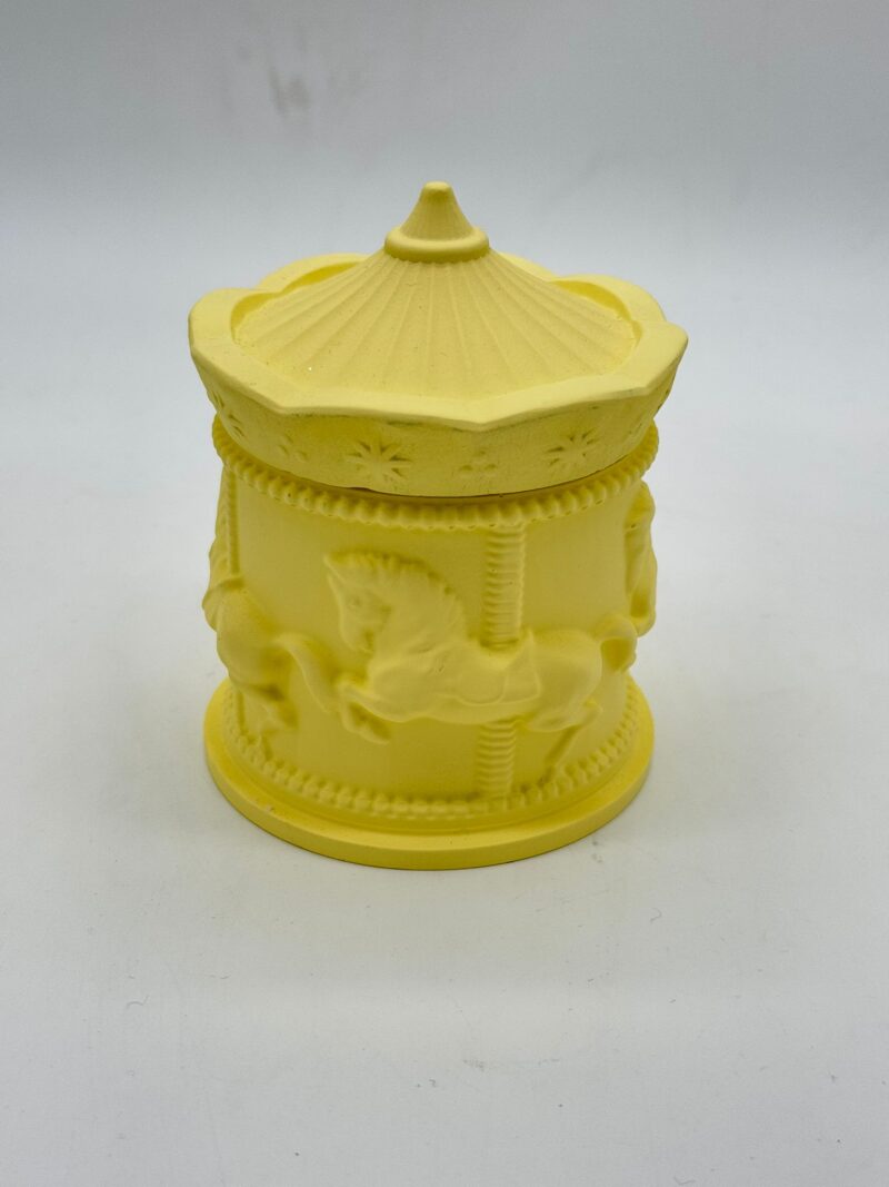 Sara’s Idea La Giostra Della Felicita’ Con Cera Profumata 7.5X11 Colore Giallo