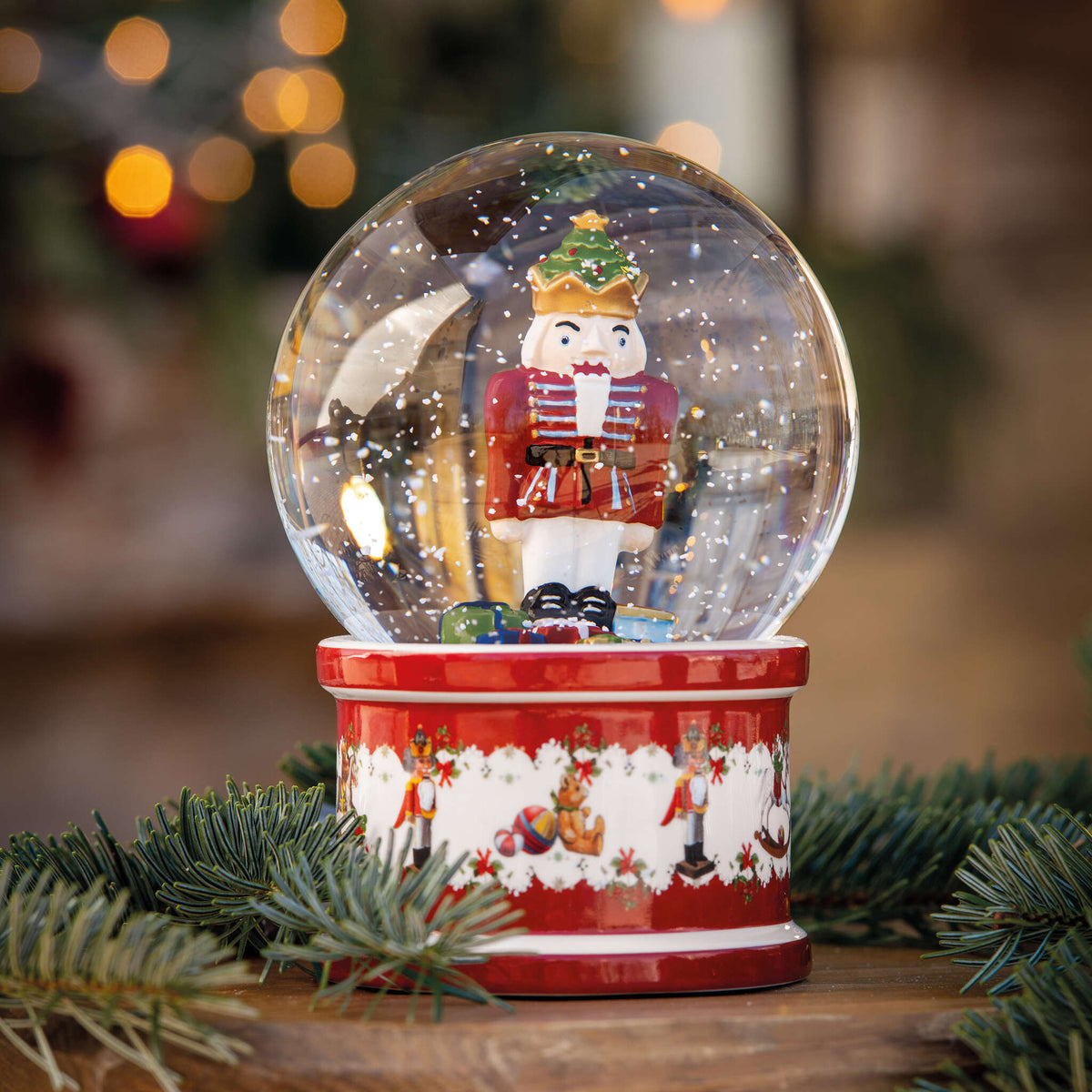 Villeroy & Boch Christmas Toys Palla di neve Schiaccianoci Grande Multicolore, 12,5 x 12,5 x 17 cm