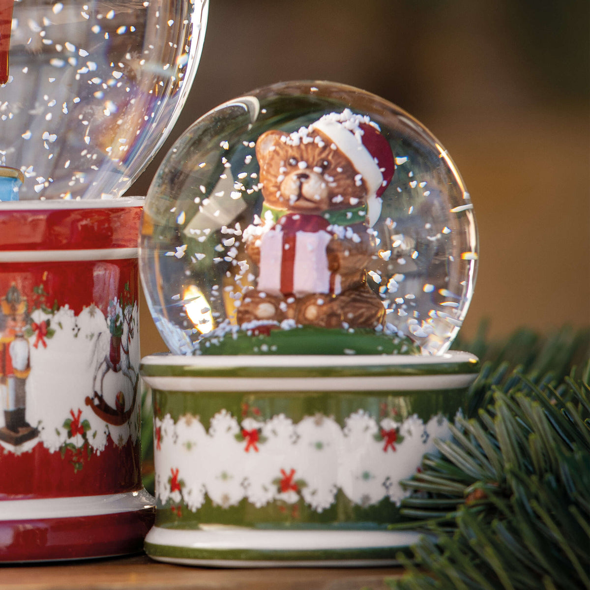 Villeroy & Boch Christmas Toys Palla di neve Orsetto Piccola Multicolore 6,5 x 6,5 x 9 cm
