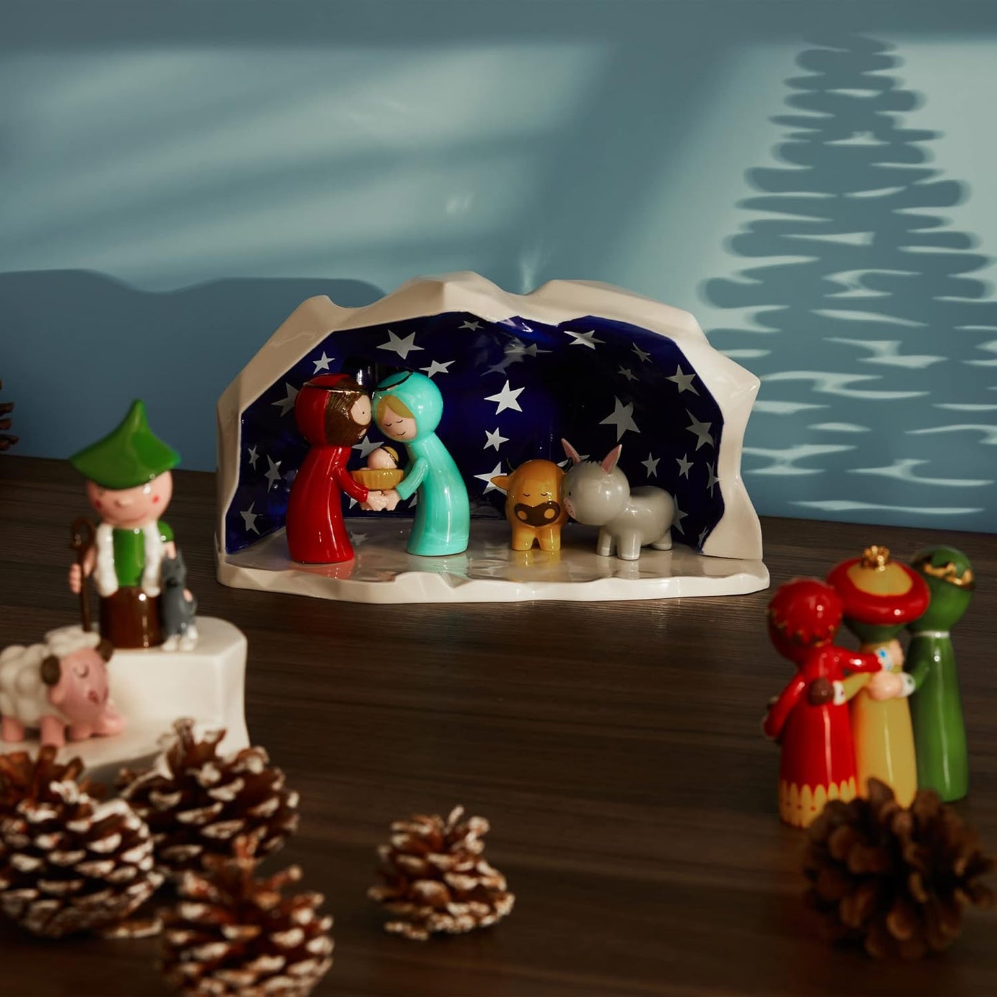 Alessi Happy Eternity AGJ01 W -Natività- Presepe di Design in Porcellana Decorata a Mano con Statuine della Sacra Famiglia, 5 Pezzi
