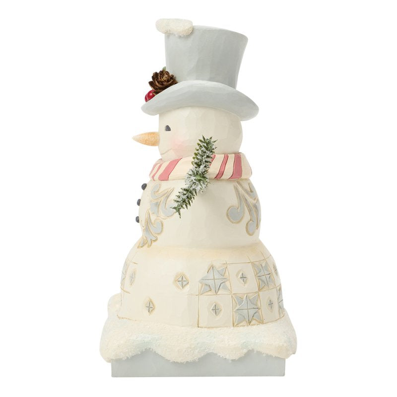 ENESCO | Disney Traditions Pupazzo di neve bianco con cappello a cilindro nel bosco vicino a Heartwood Creek