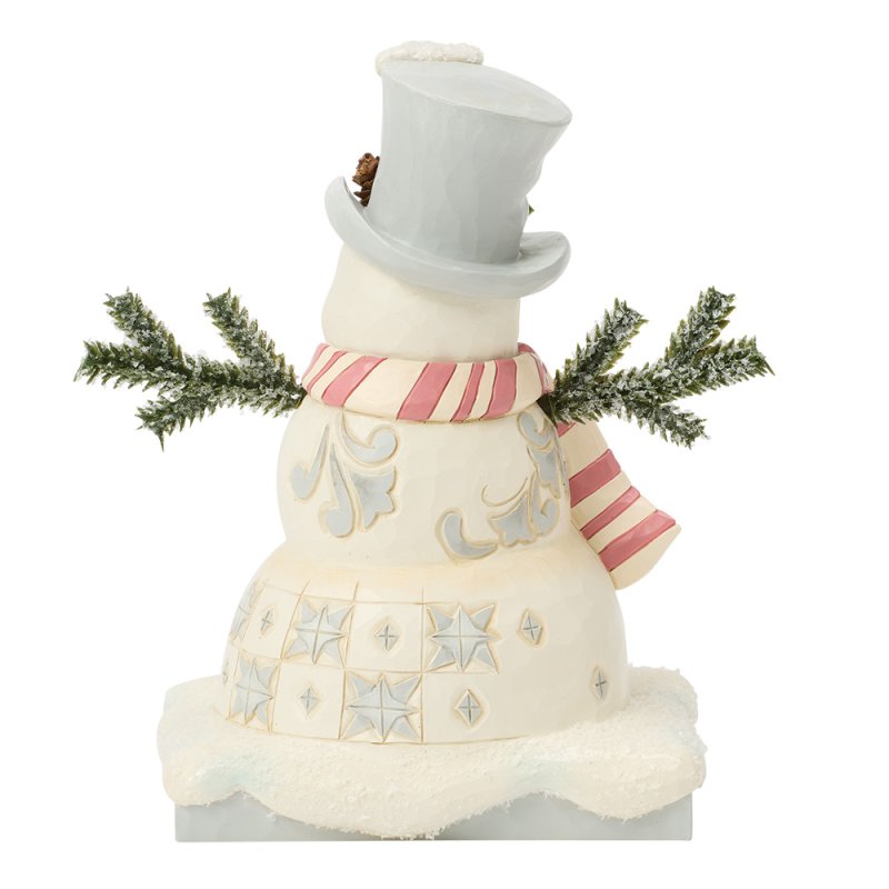 ENESCO | Disney Traditions Pupazzo di neve bianco con cappello a cilindro nel bosco vicino a Heartwood Creek