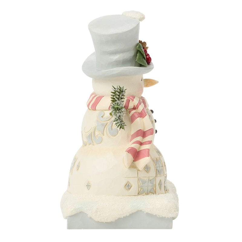 ENESCO | Disney Traditions Pupazzo di neve bianco con cappello a cilindro nel bosco vicino a Heartwood Creek