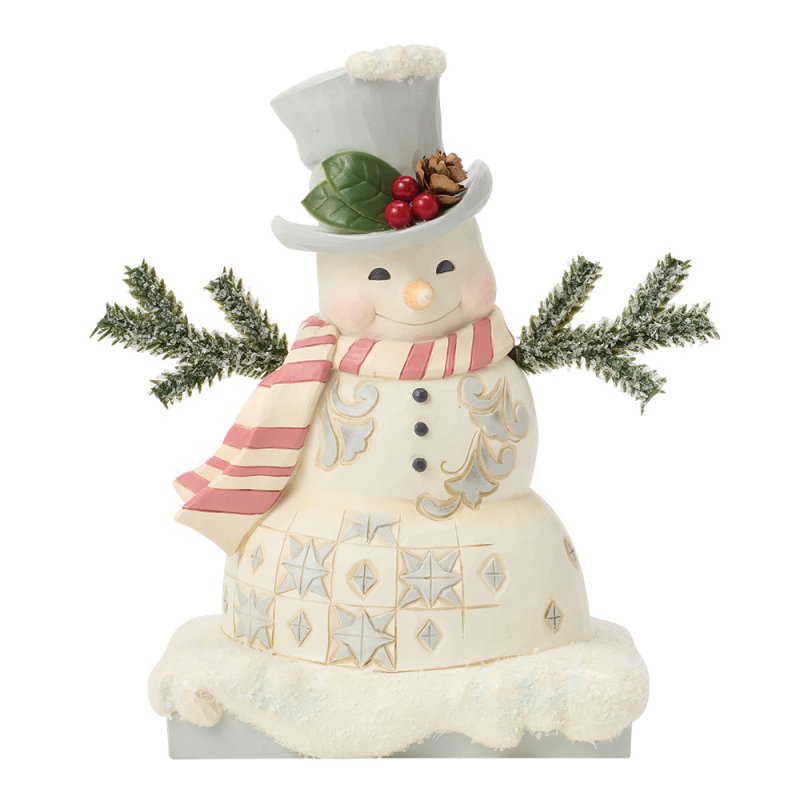 ENESCO | Disney Traditions Pupazzo di neve bianco con cappello a cilindro nel bosco vicino a Heartwood Creek