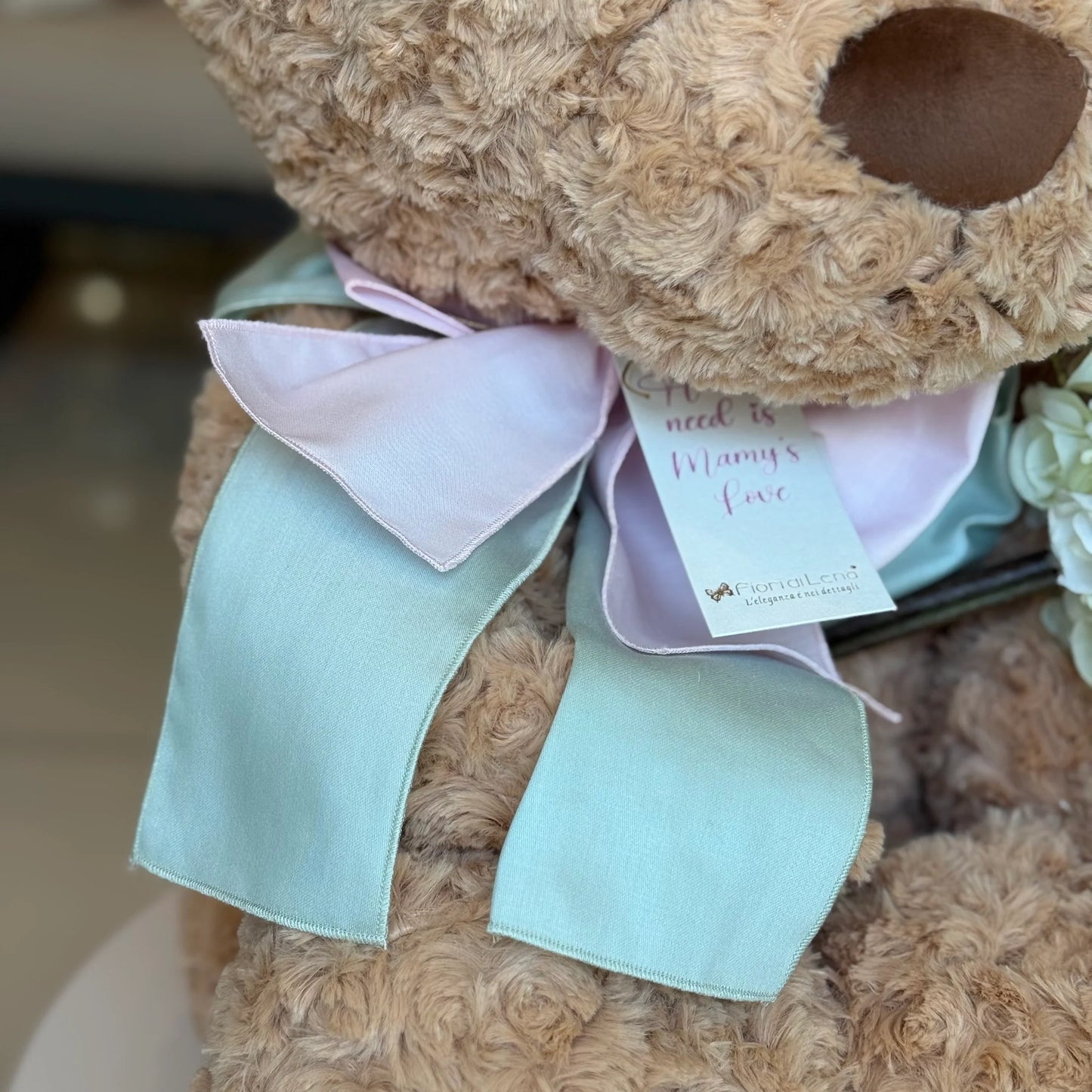 Fiori di Lena Teddy con Fiocco Verde e Bouquet di Rose H45