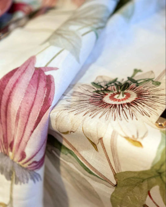 TESSITURA TOSCANA TELERIE Tovaglia rotonda Granadilla in lino a fantasia floreale Passiflora verde e rosa 170