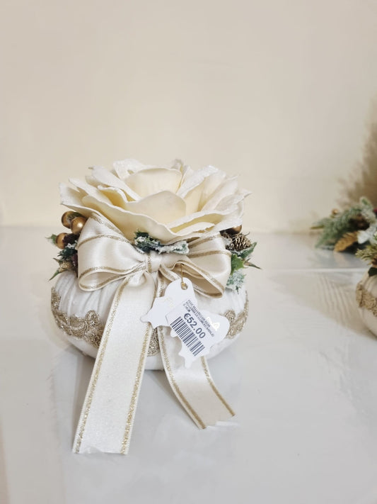 FIORI DI LENA - POUFF BIANCO LATTE CON ROSA VELLUTATA BIANCA