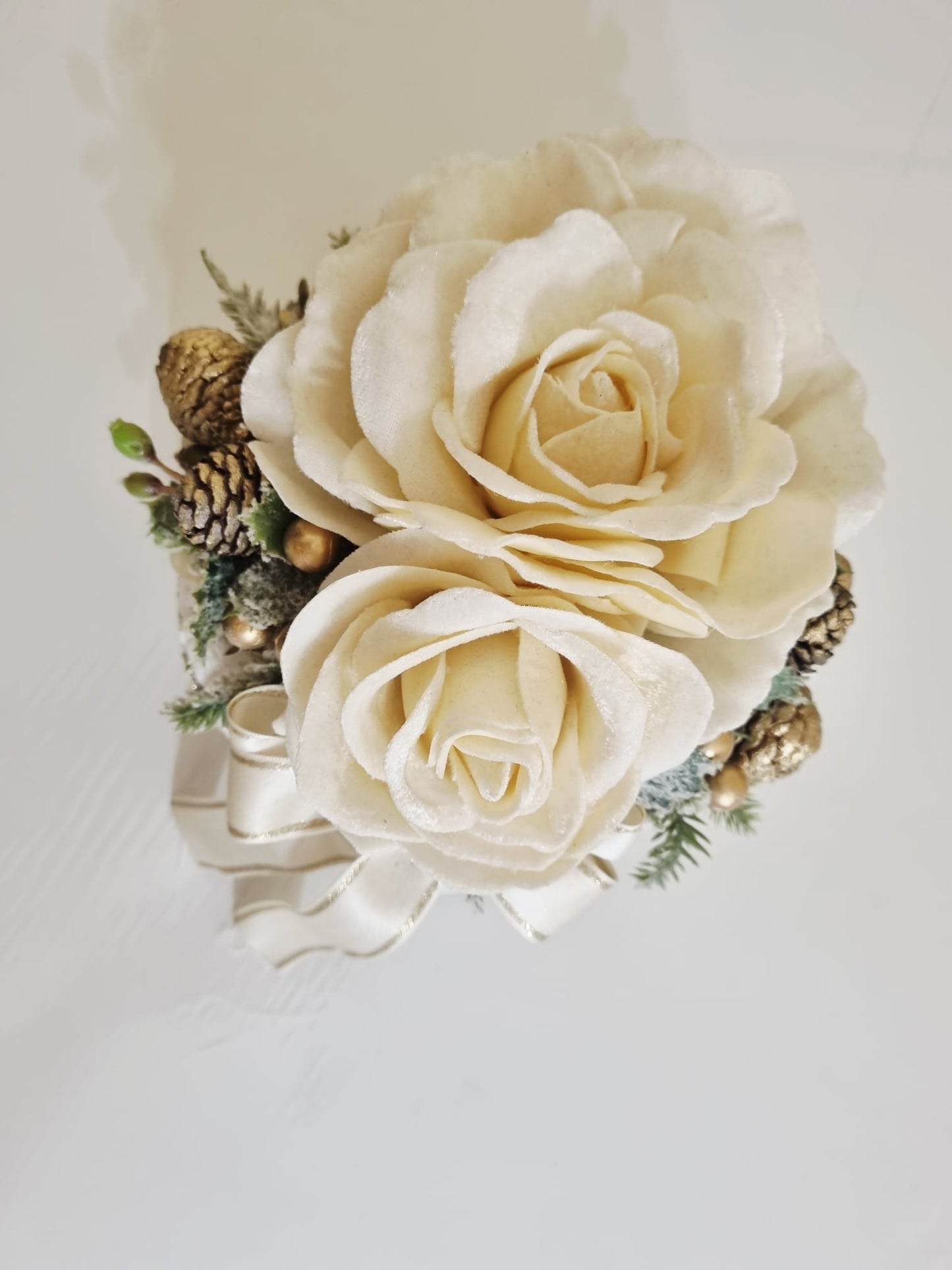 FIORI DI LENA - POUFF BIANCO LATTE CON ROSE VELLUTATE BIANCHE