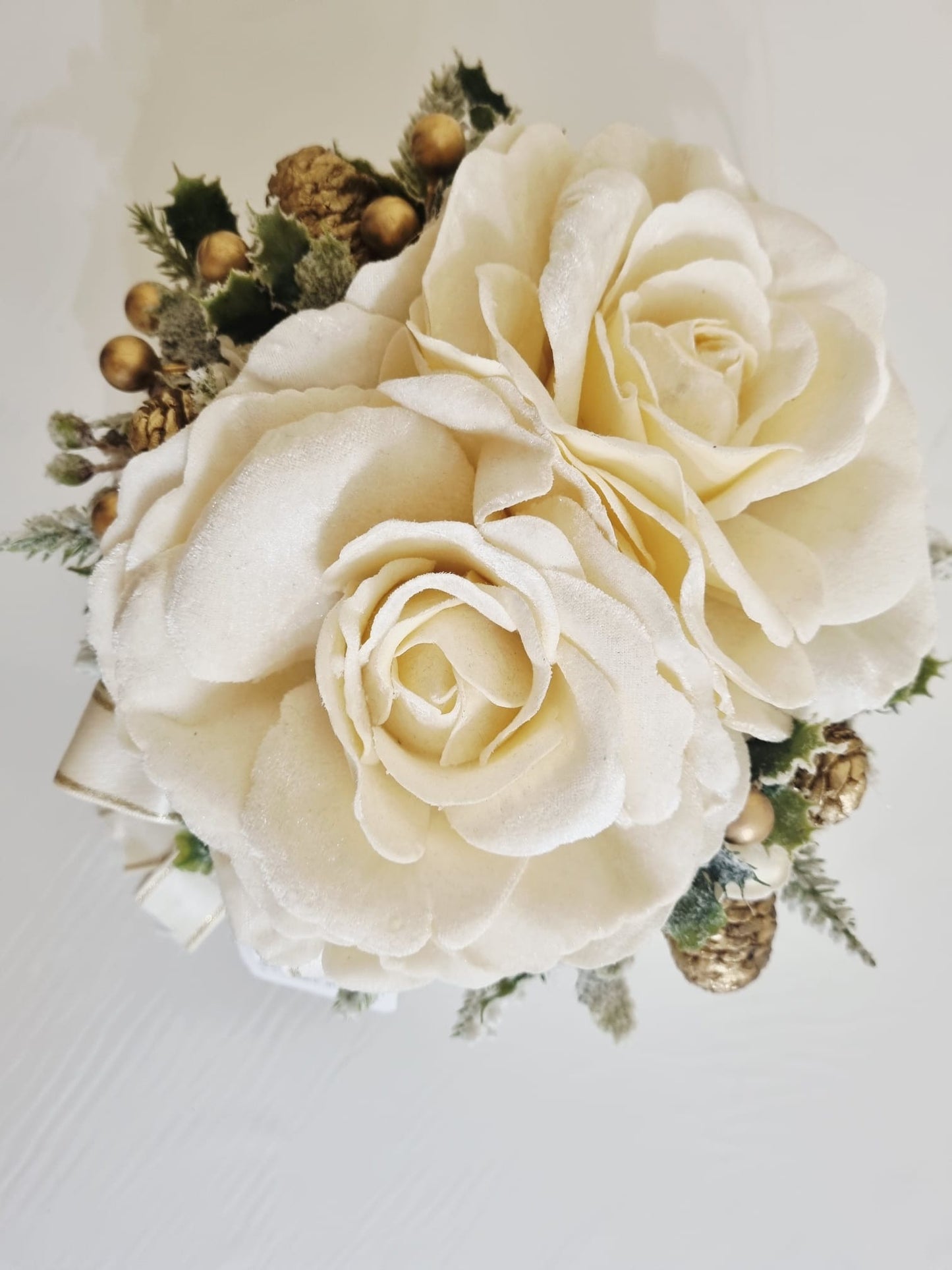 FIORI DI LENA - POUFF BIANCO LATTE CON ROSE VELLUTATE BIANCHE