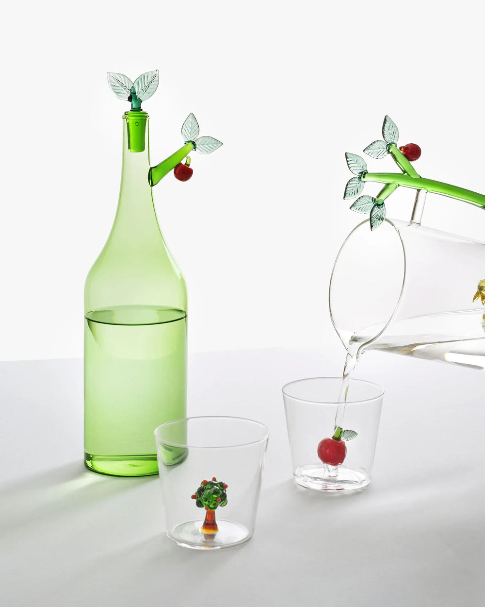 Ichendorf Red Apple bottiglia verde con mela by Alessandra Baldereschi